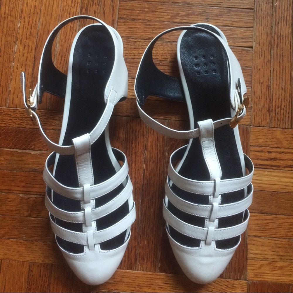 Trademark nwt Scallop kidskin sandal, size 39